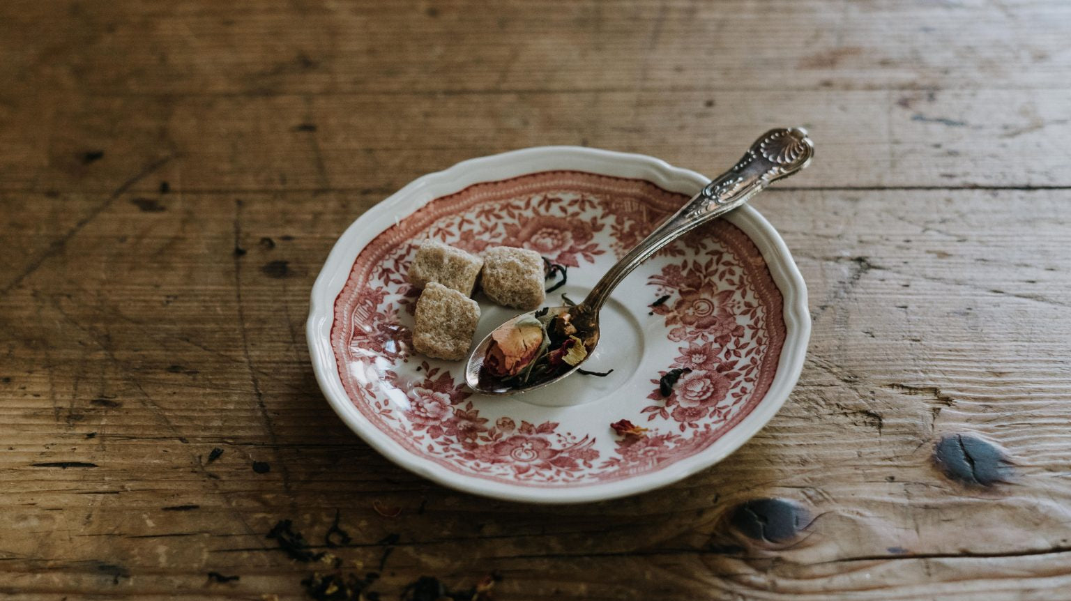 Tè puri, tè profumati e tè aromatizzati: le differenze