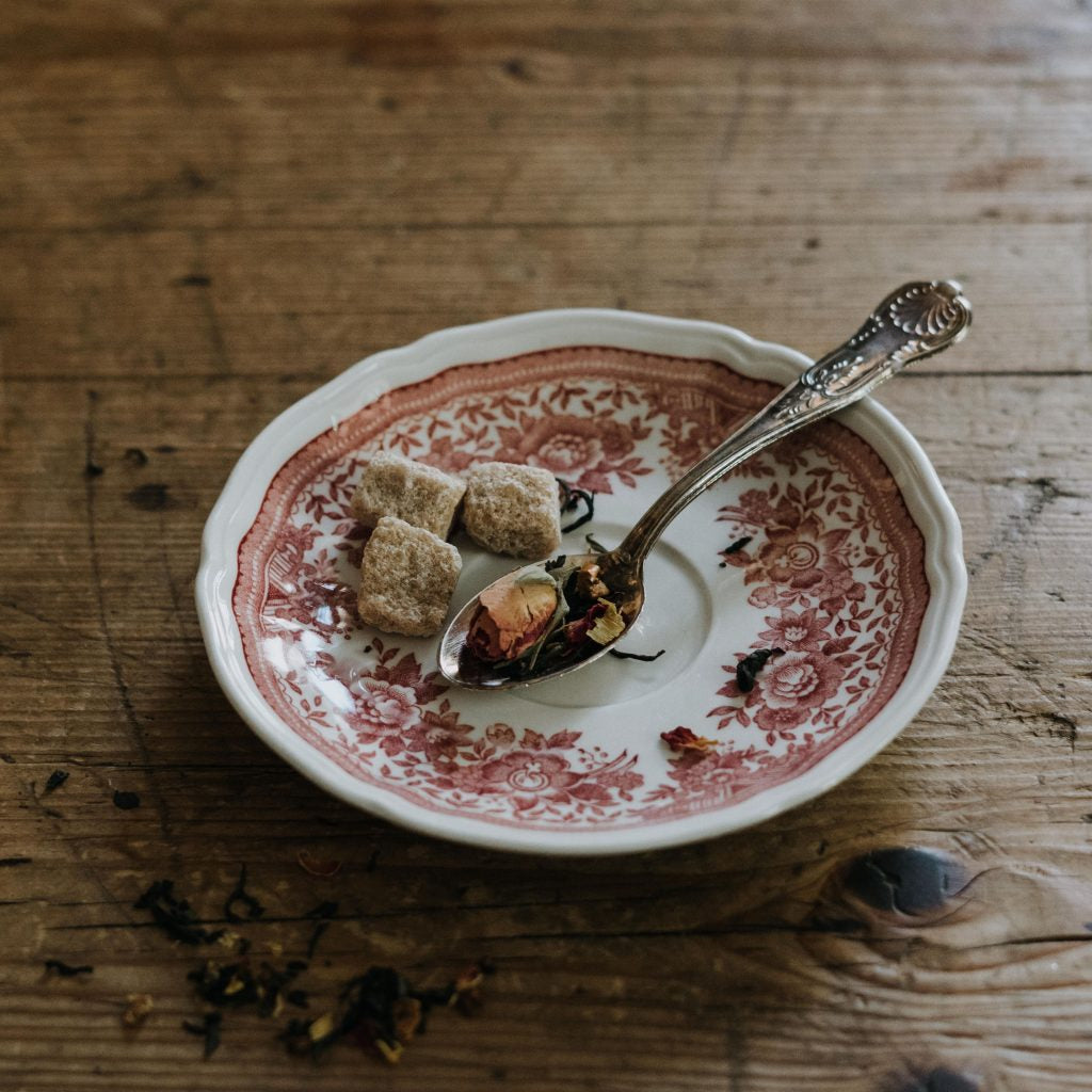 Tè puri, tè profumati e tè aromatizzati: le differenze