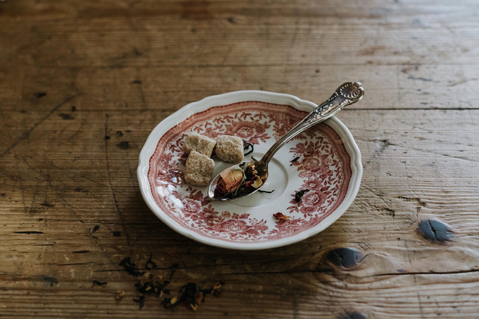 Tè puri, tè profumati e tè aromatizzati: le differenze